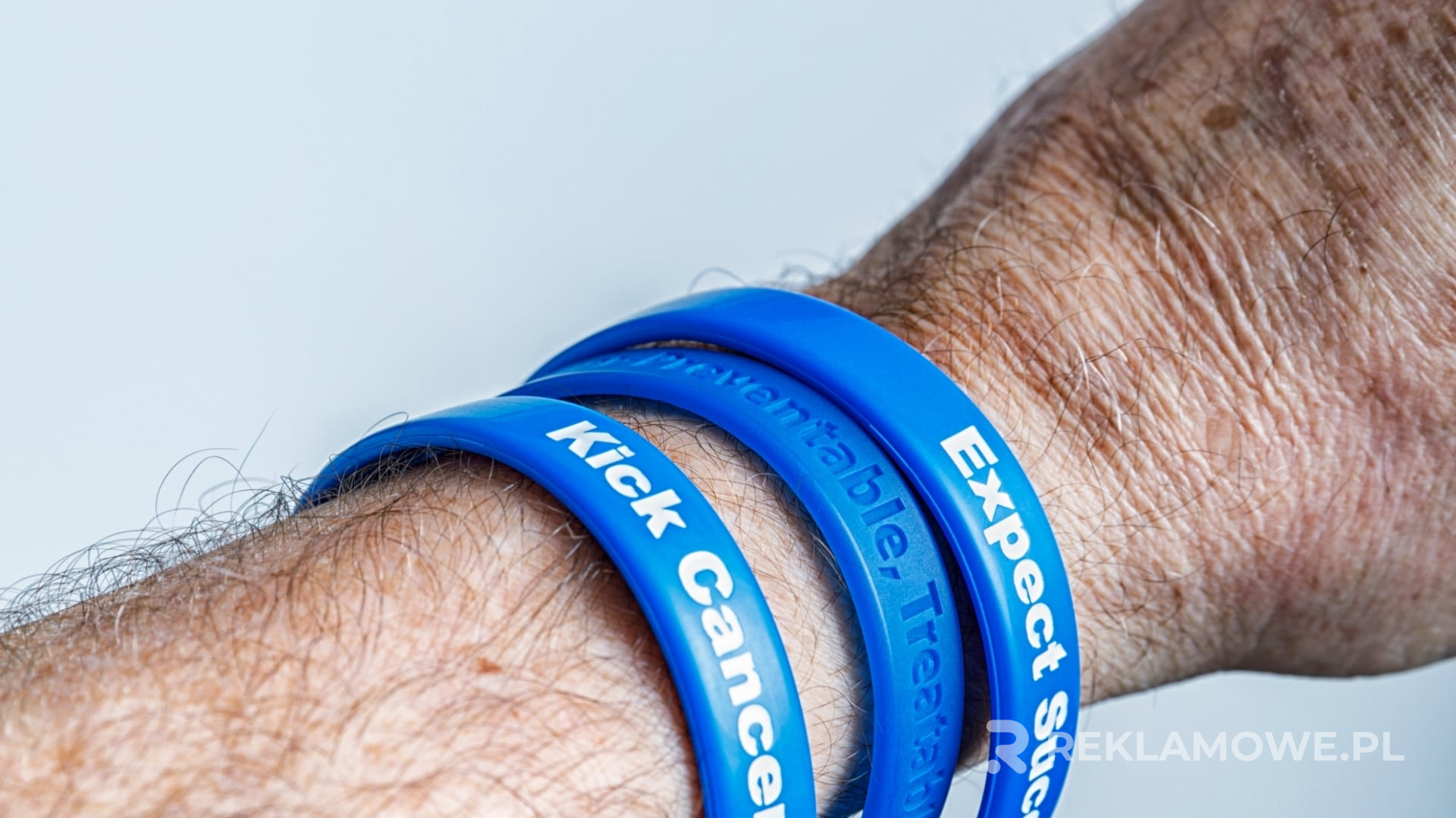 Stos kolorowych opasek reklamowych