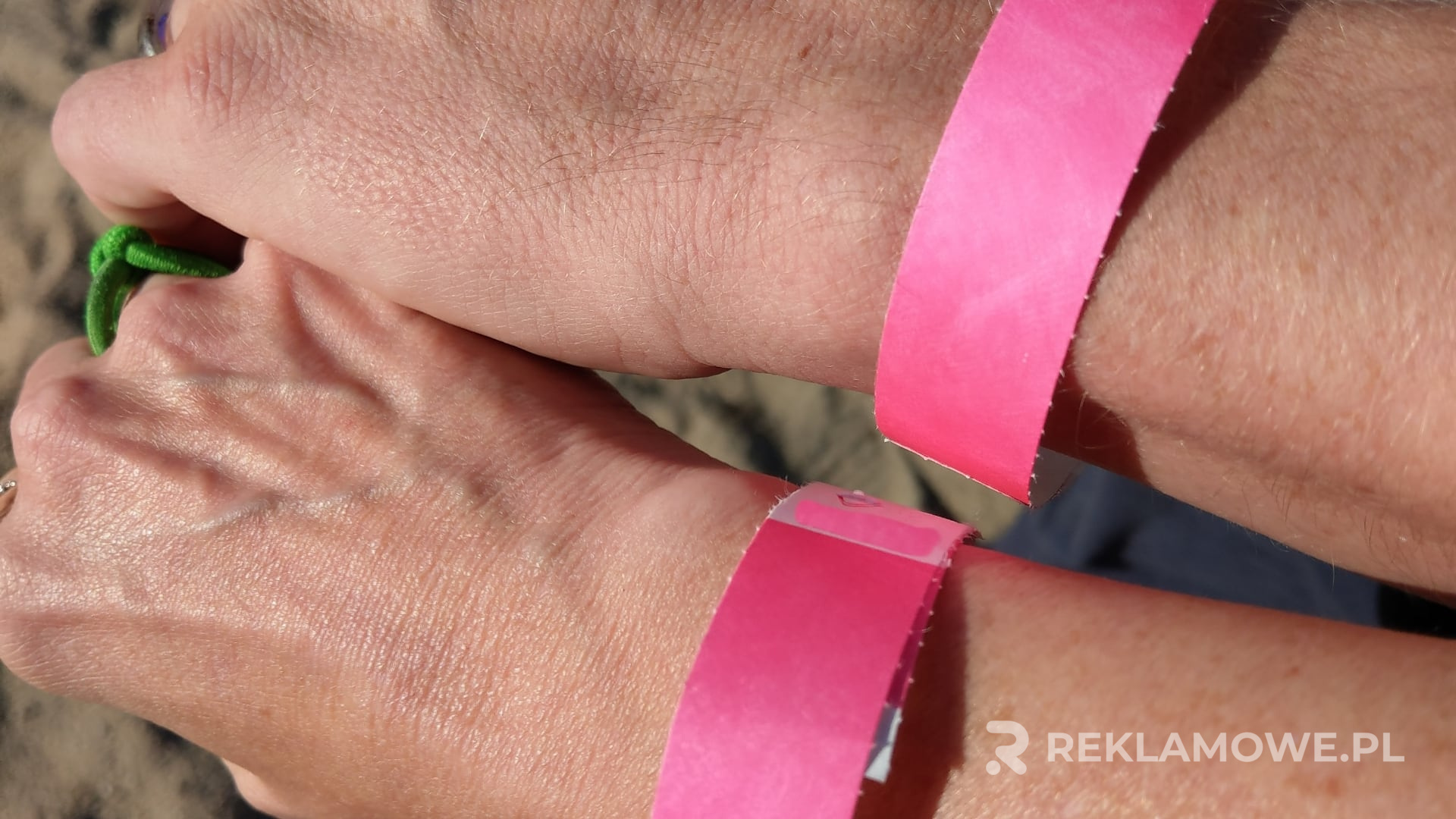 Opaska reklamowa jako element identyfikacji wizualnej marki