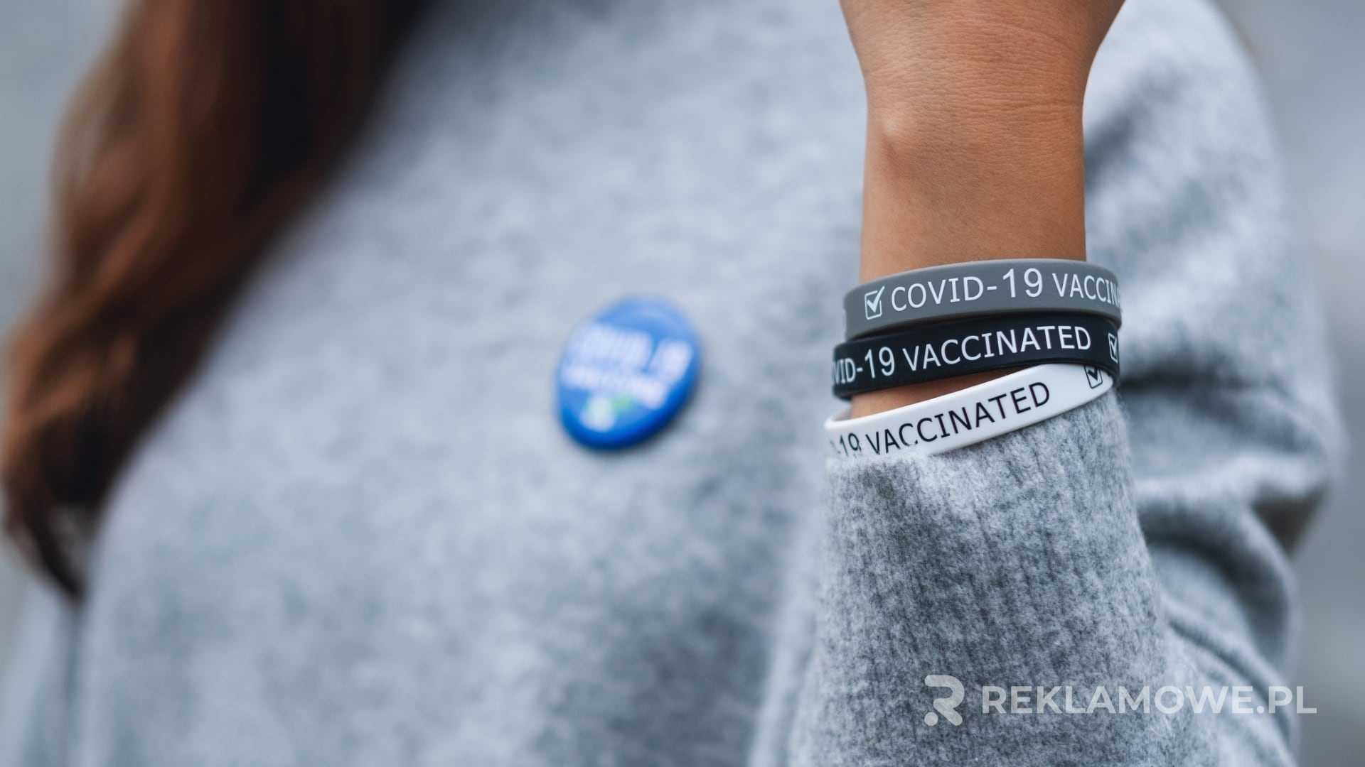 Kolorowa opaska reklamowa na głowie dziecka