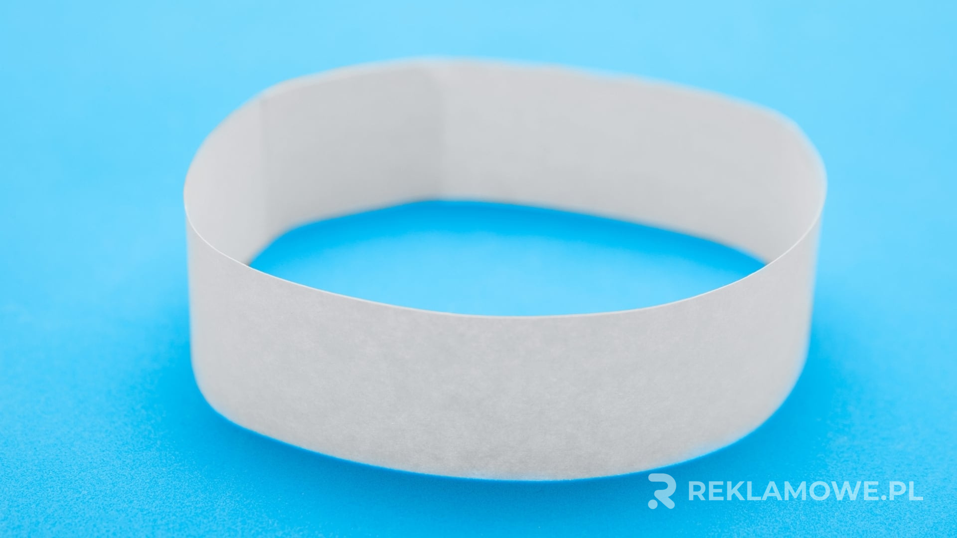 Opaska reklamowa na nadgarstku klienta