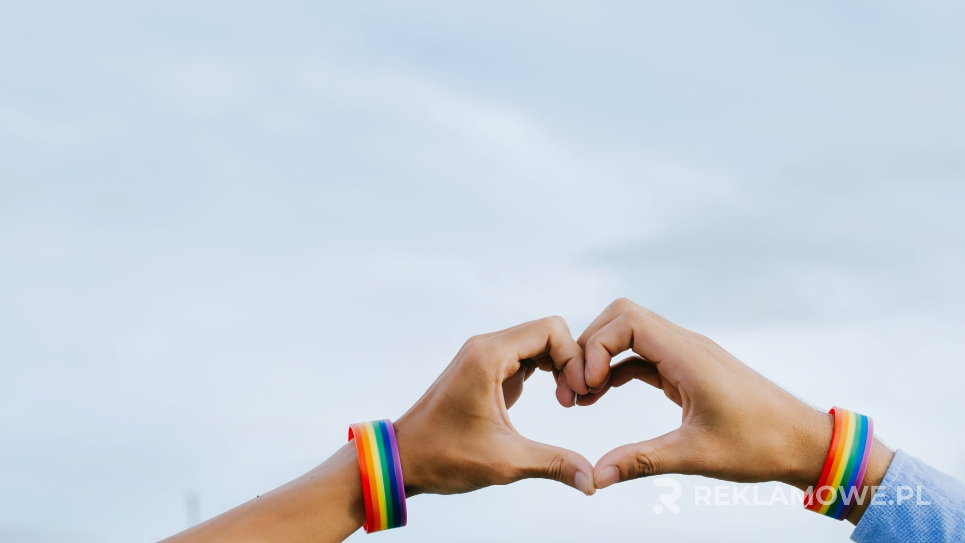 Opaska reklamowa na ręce pokazująca typowe błędy zamówień