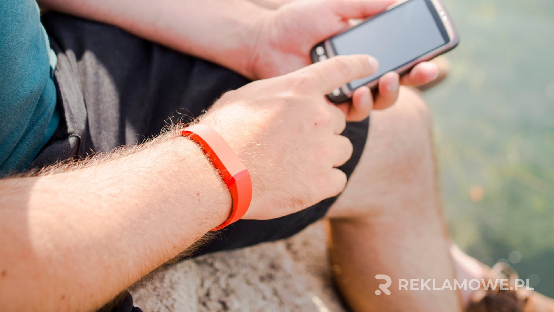 Opaska reklamowa używana w kampanii społecznościowej