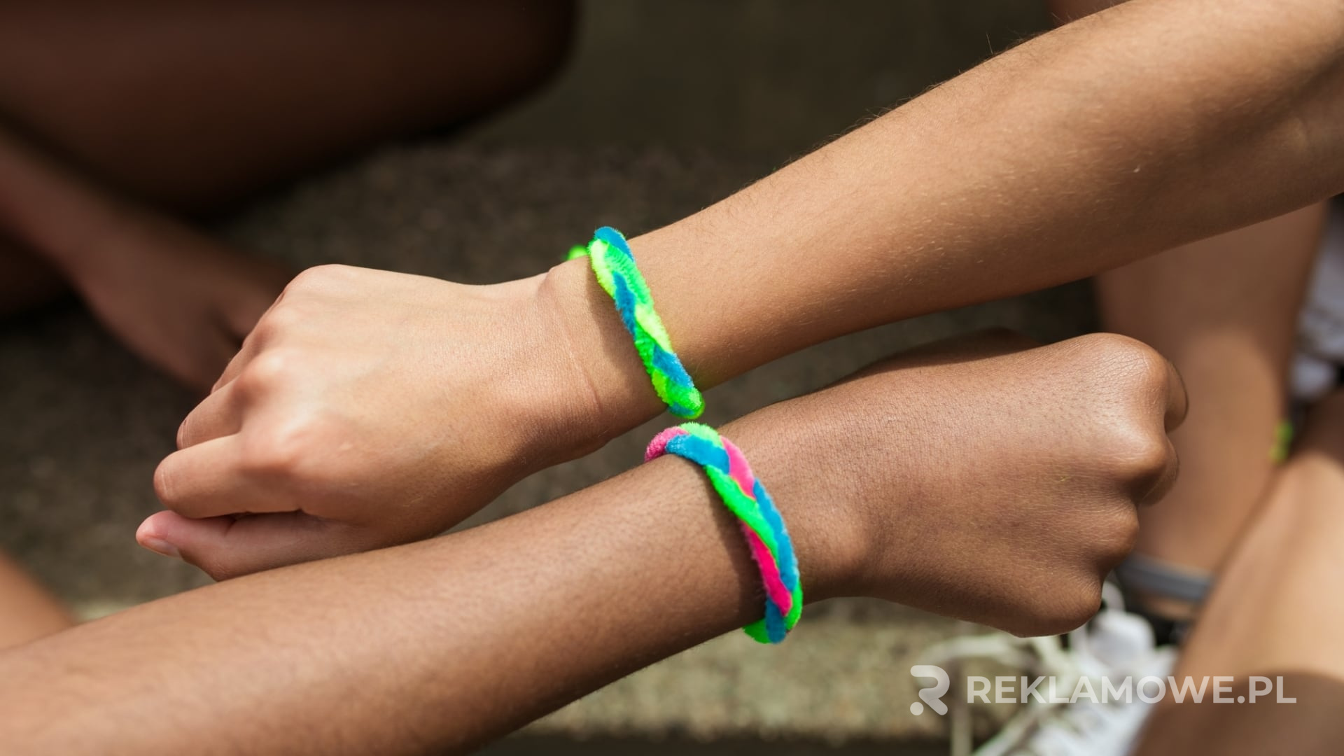 Opaski reklamowe na tle zielonych roślin symbolizujące zrównoważony rozwój