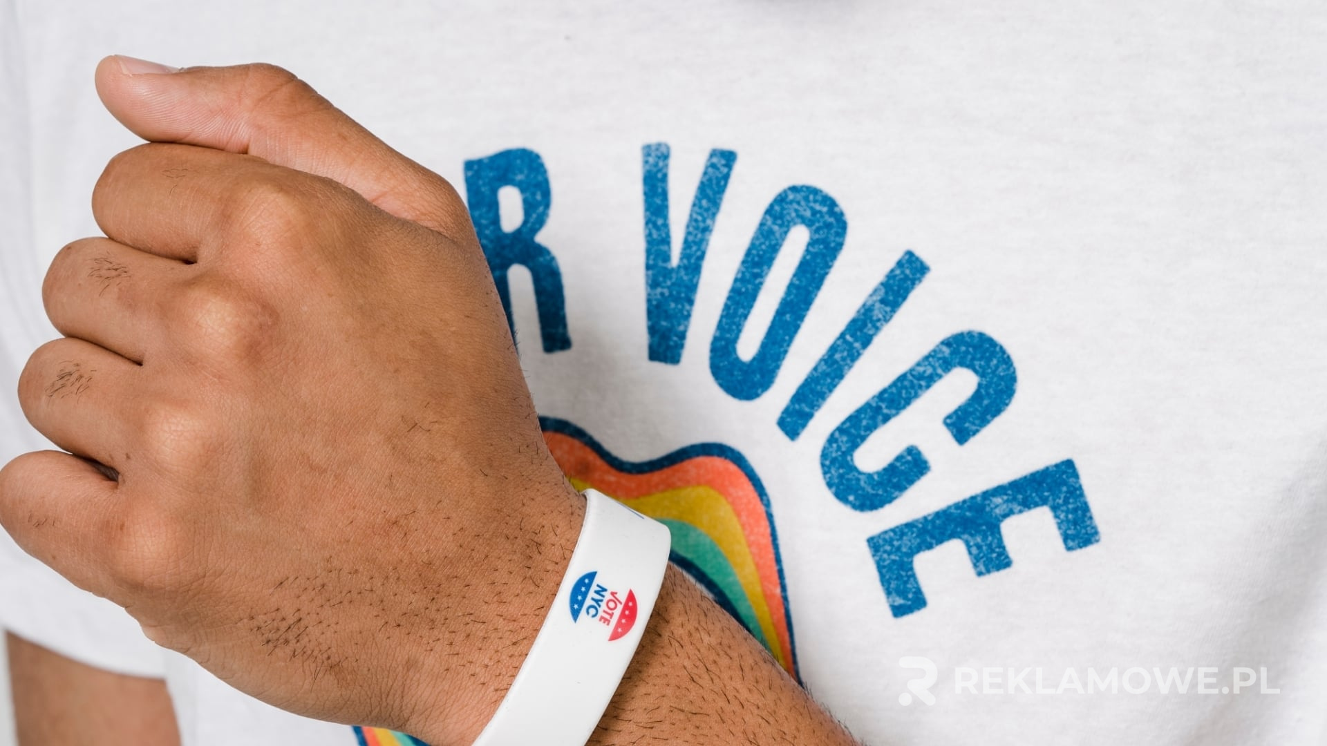 Personalizacja opasek reklamowych z nadrukiem w różnych kolorach